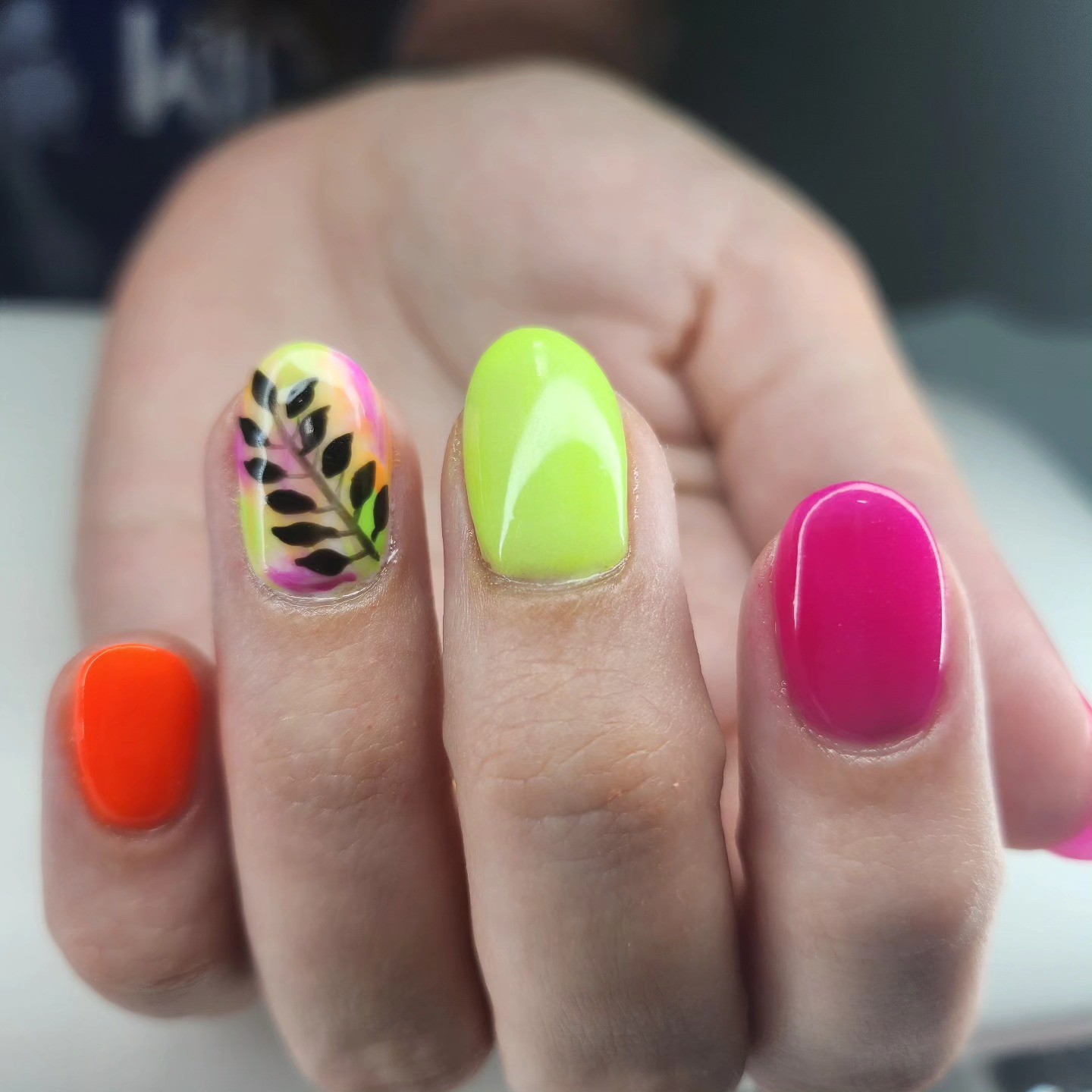 Neon bright color leaf nails
