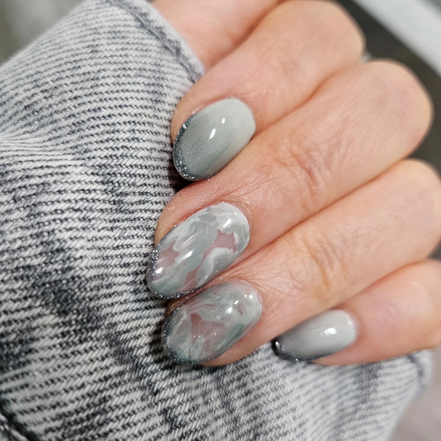 Gray ombre wavy pattern nails