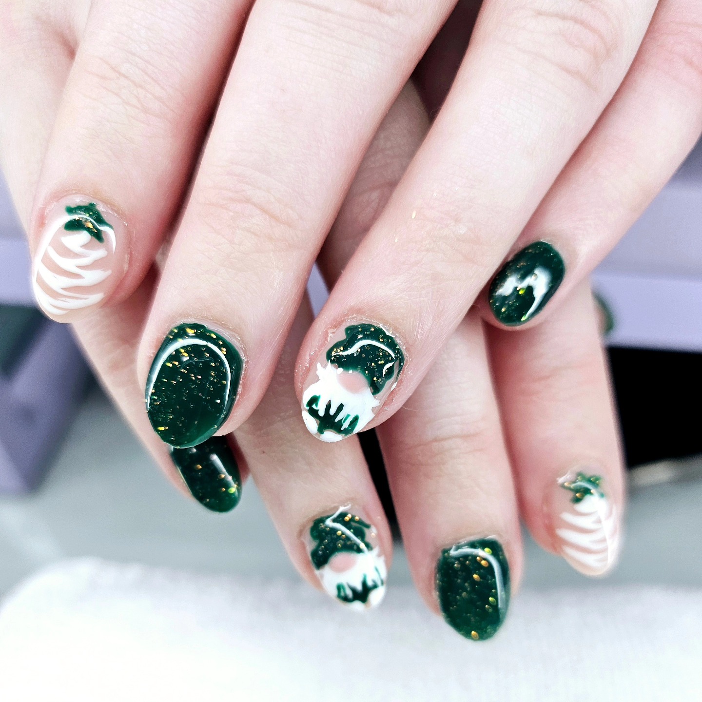 Dark green Christmas tree and gold nails